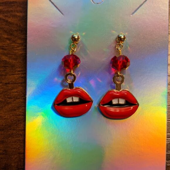 Hot Lips Earrings - Picture 3 of 9